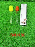 Set of spatula and pastry brush for kitchen use.